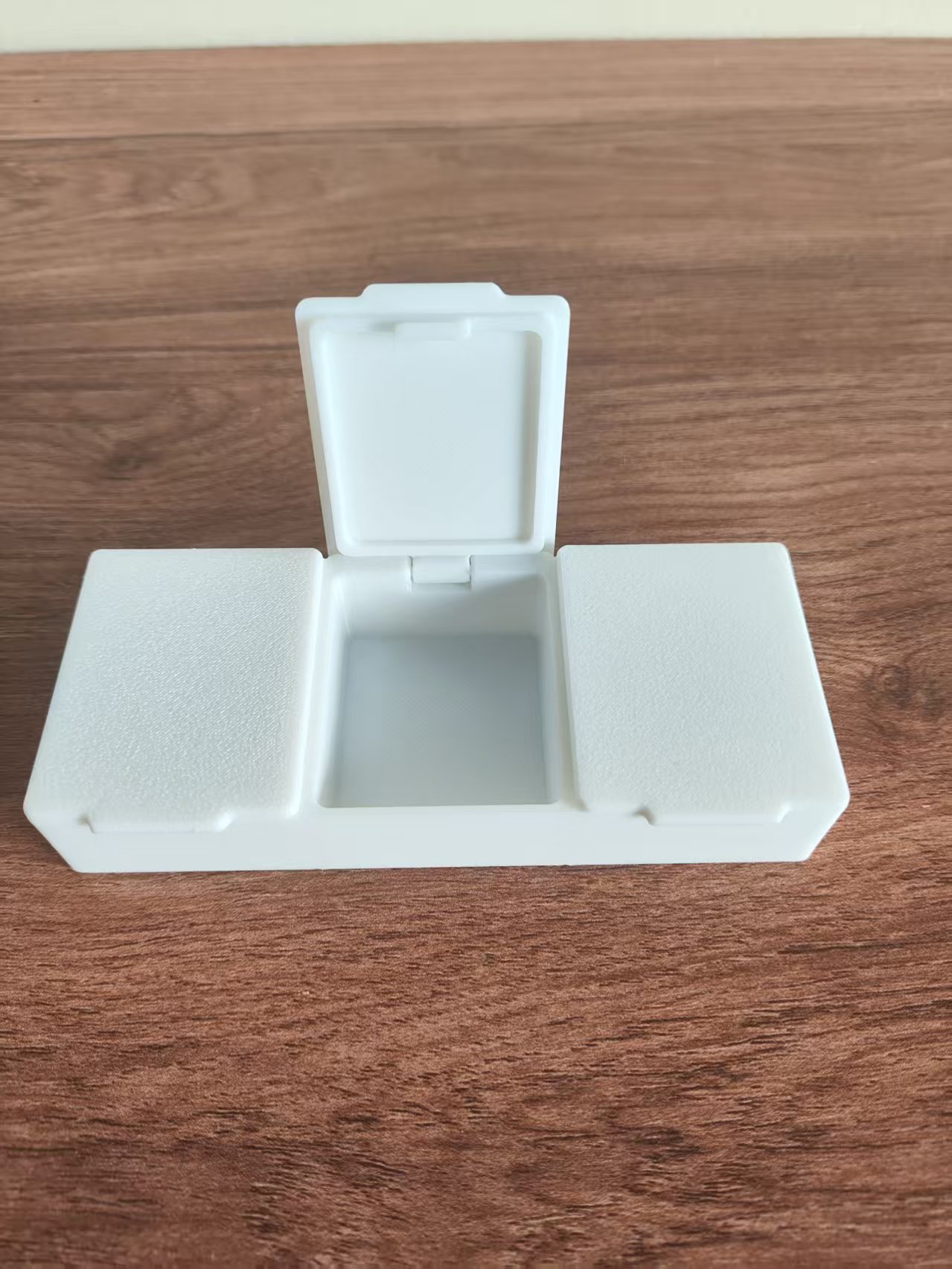 Three-compartment flip-top small-item storage box - 趣意玩家